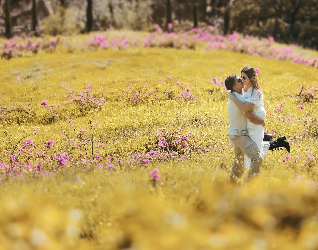 Cristina y Esteban en un campo de flores